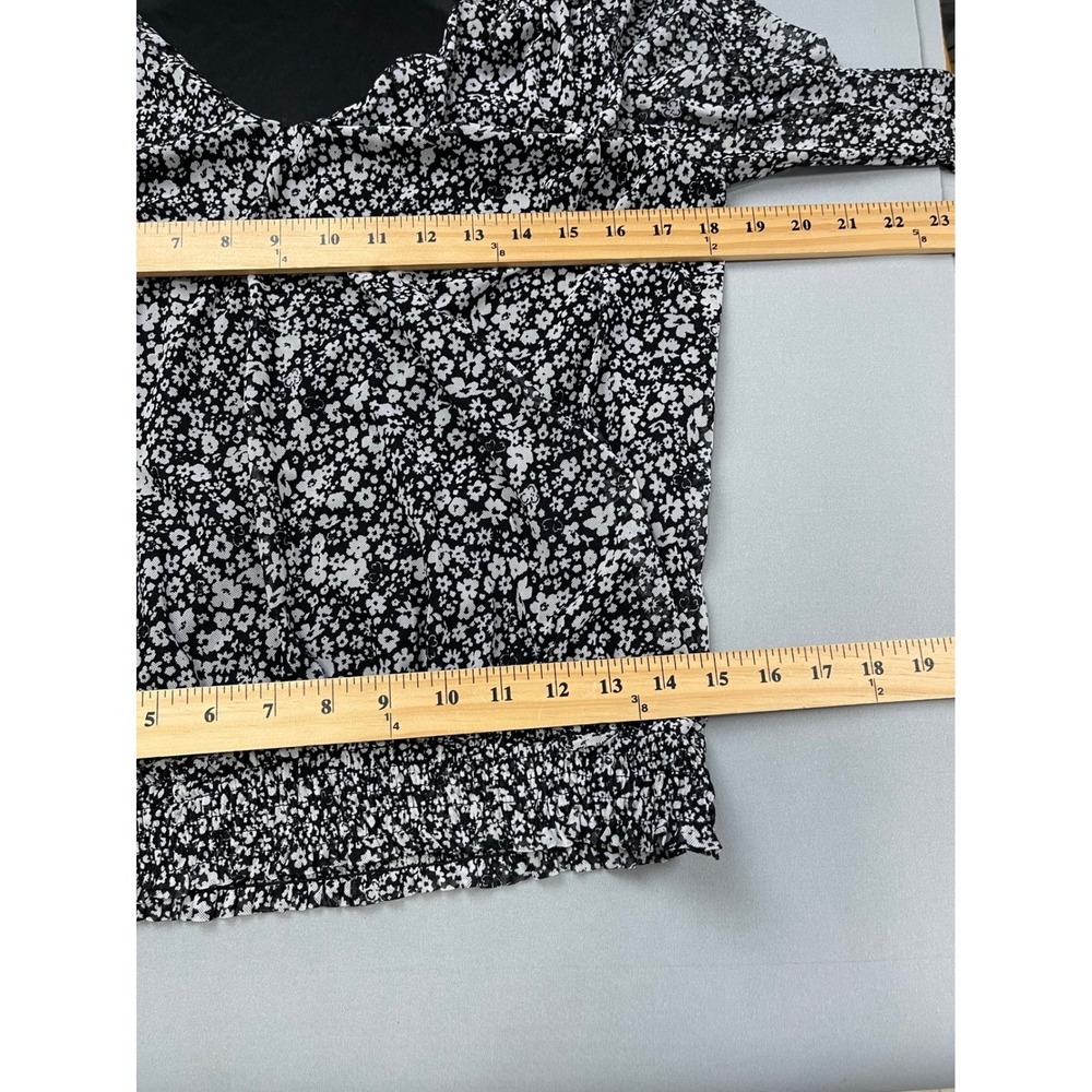 Evereve Womens Black‎ White Floral Smocked Hem V-Neck Blouse Medium - Picture 5 of 9